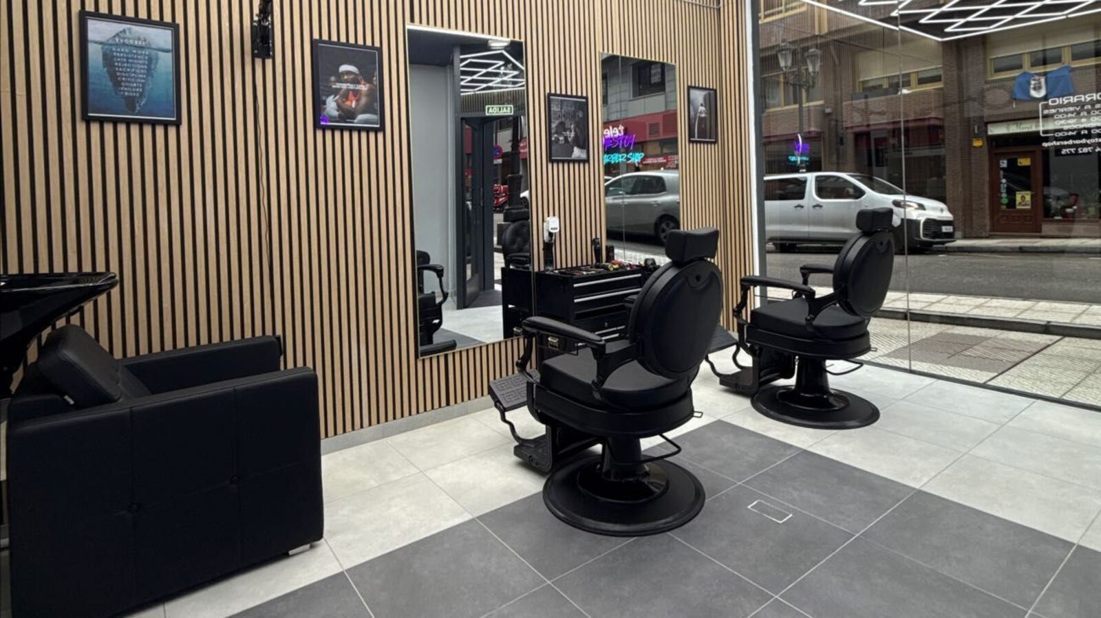 Interior de la barbería en Oviedo, calle González Besada