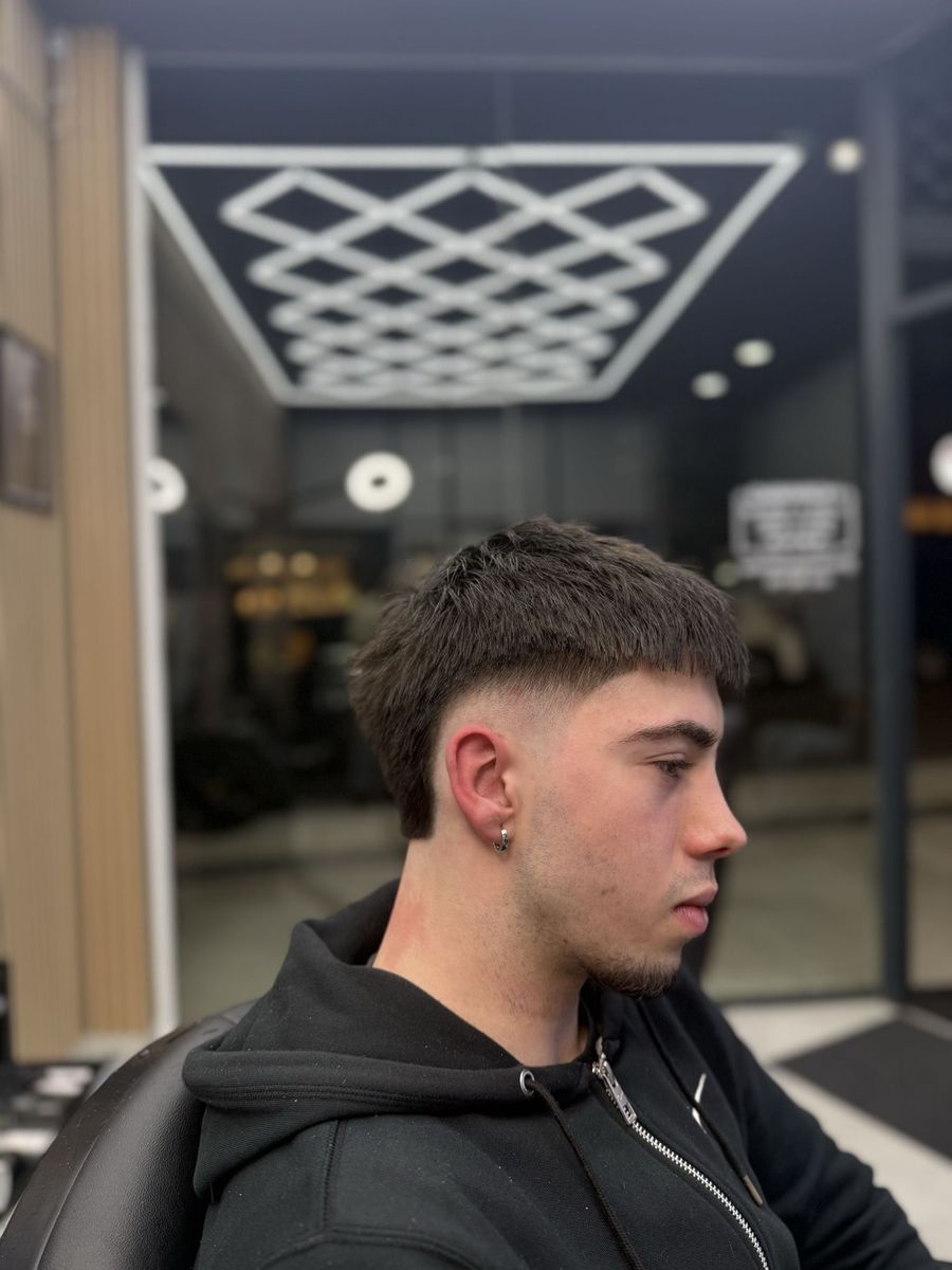 Corte de pelo con fade y flequillo texturizado en barbería de Oviedo