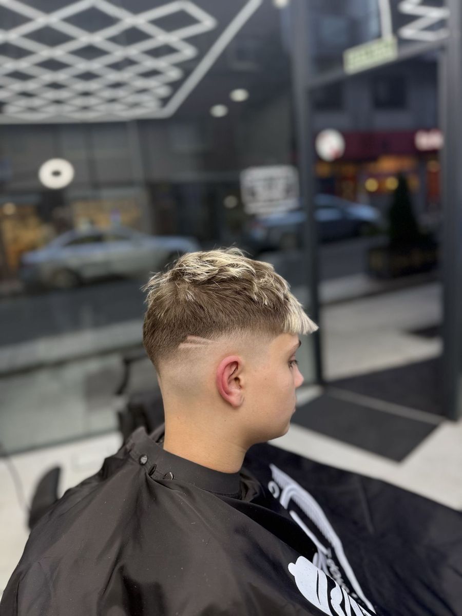 Mullet moderno con línea rasurada hecho en barbería de Oviedo