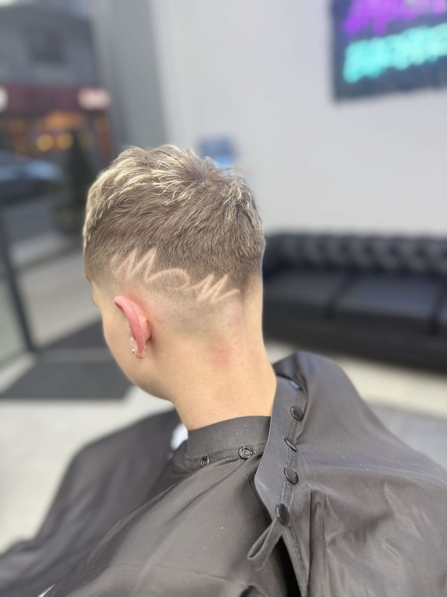 Skin fade con diseño a máquina en barbería en Oviedo centro